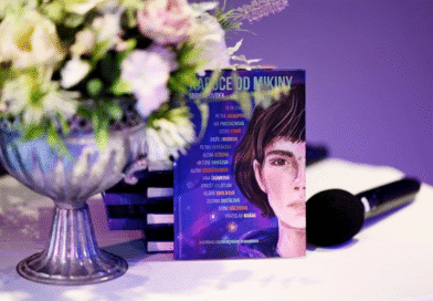 Kapuce od mikiny – kniha, která ukazuje, že na své trápení nejsme sami